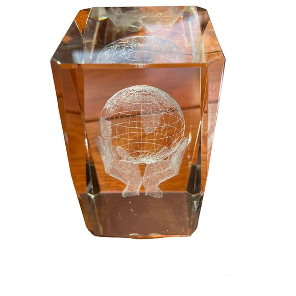 3D LASER ETCHED GLOBE IN HAND PAPERWEIGHT WITH GIFT BOX - Picture 5 of 9